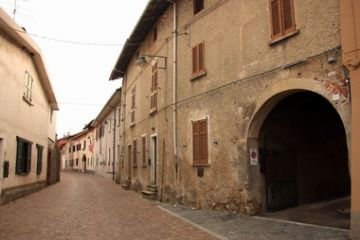 Immagini e angoli di Borgo Ticino - Scorcio del centro storico (Foto di Alessandro Vecchi - 2012)